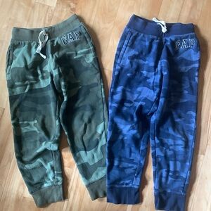 2 pack GAP camo joggers Size M (8) - green and blue